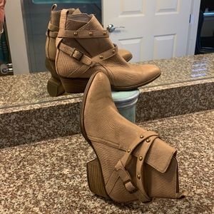 Sundance tan booties with leather uppers and linings. Beautiful pre loved shoes